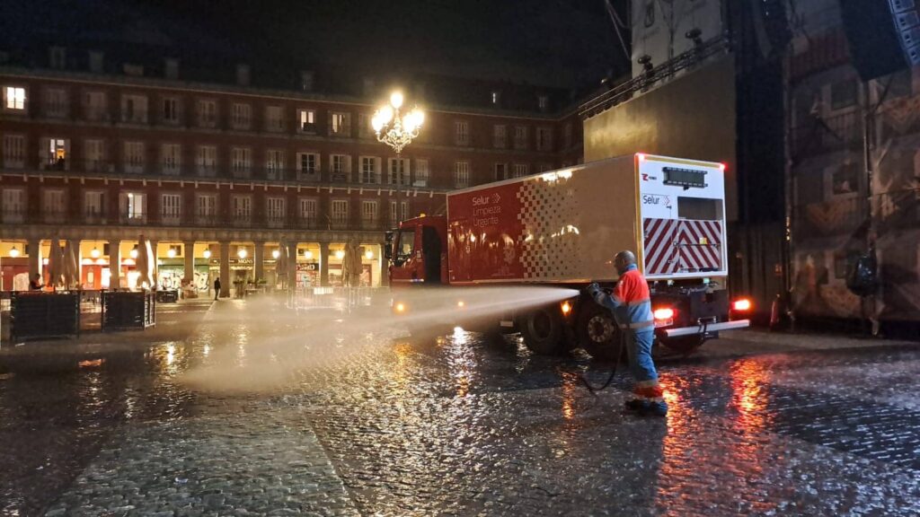 El equipo de Urbaser recogiendo residuos en la Plaza Mayor de Madrid.